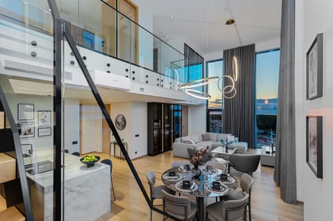 View (from property/room), Living room, Seating area, Dining area, City view, Sea view
