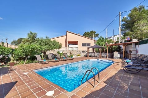 Property building, Patio, Day, Garden, Garden view, Pool view, Swimming pool, sunbed