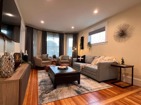 TV and multimedia, Living room, Seating area, Evening entertainment