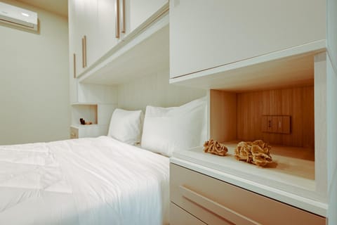 Bedroom, wardrobe