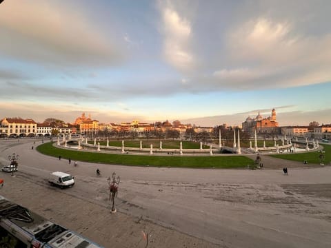 Day, Neighbourhood, City view, Street view, Location