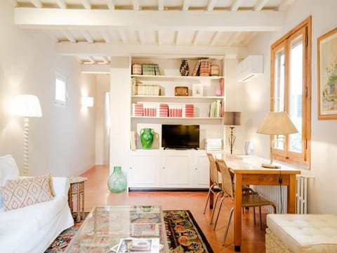 Communal lounge/ TV room, Library, TV and multimedia, Living room, Seating area, Evening entertainment