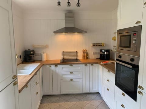 Tenby 2 bed flat with parking, plus pet Apartment in Wales