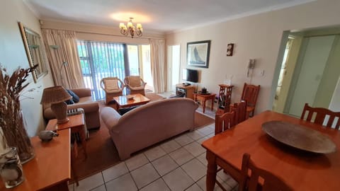 Communal lounge/ TV room, TV and multimedia, Dining area, Evening entertainment