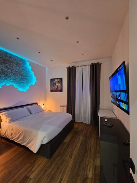 Bed, TV and multimedia, Photo of the whole room, Bedroom