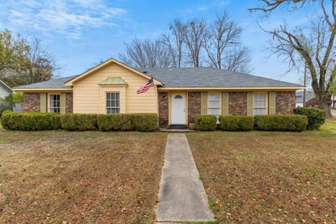 Large Fenced Yard near Midtown- Shamrock Stay House in Montgomery
