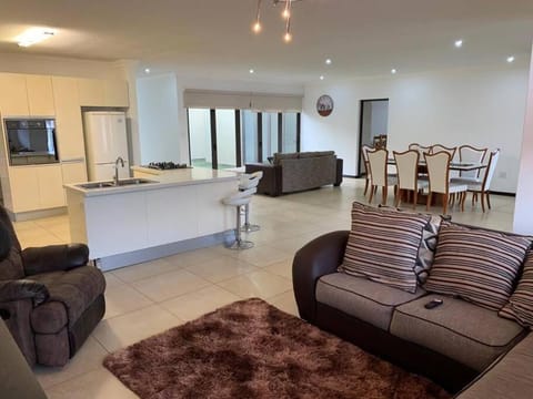 TV and multimedia, Kitchen or kitchenette, Living room, Seating area, Dining area