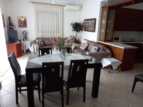 Seating area, Dining area