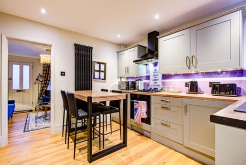 Chic Cottage Fireplace Patio Pet Train Stn House in Tendring District