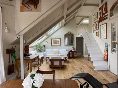 Kitchen or kitchenette, Living room, Seating area, Dining area