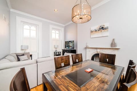 TV and multimedia, Seating area, Dining area