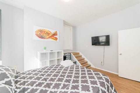 Bed, TV and multimedia, Bedroom