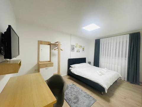 Bed, TV and multimedia, Photo of the whole room, Bedroom, hair dresser