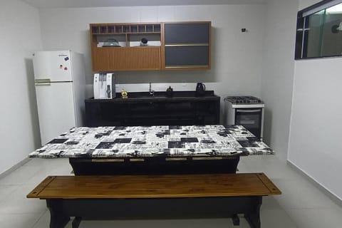 Kitchen or kitchenette, Dining area, minibar, stove