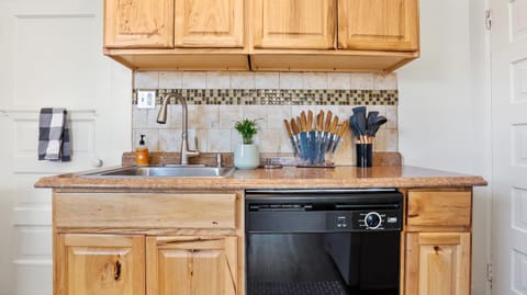 Kitchen or kitchenette, dishwasher