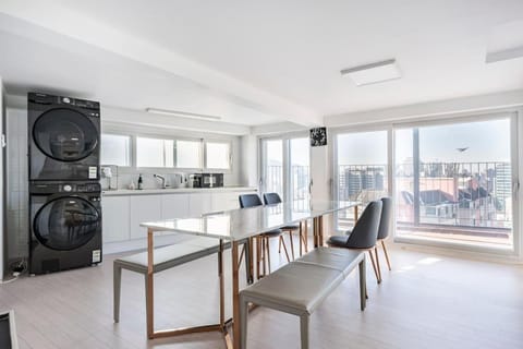 Kitchen or kitchenette, Living room, Seating area, Dining area, stove, washing machine, dryer