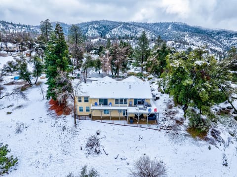 Property building, Day, Natural landscape, Bird's eye view, Winter, Mountain view