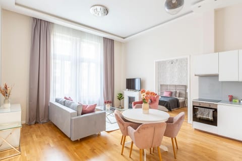 TV and multimedia, Kitchen or kitchenette, Living room, Seating area, Dining area, minibar, pet friendly, stove