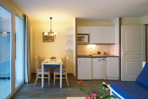 Kitchen or kitchenette, minibar