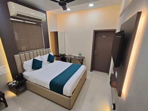 Bed, TV and multimedia, Photo of the whole room, Bedroom, wardrobe, air conditioner