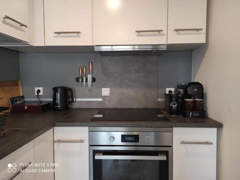 Coffee/tea facilities, Kitchen or kitchenette, stove, toaster, kitchen