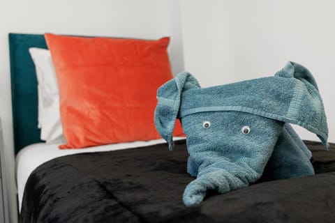 Bed, Decorative detail, Bedroom, towels