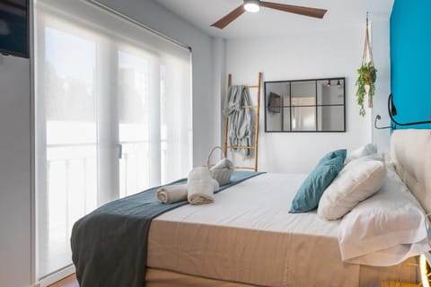 Bed, TV and multimedia, Photo of the whole room, Bedroom, fireplace