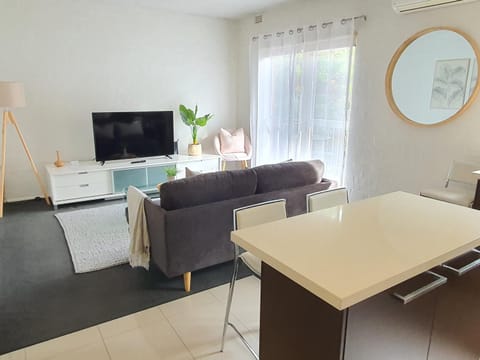 TV and multimedia, Balcony/Terrace, Living room, Seating area, Dining area