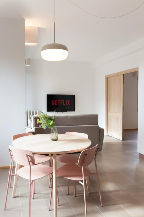 Communal lounge/ TV room, TV and multimedia, Living room, Seating area, Lunch