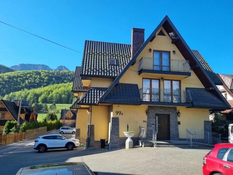 Property building, Day, Natural landscape, Mountain view, Location, Parking