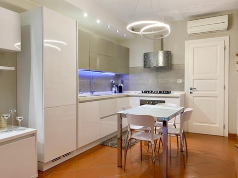 Kitchen or kitchenette, Dining area, stove