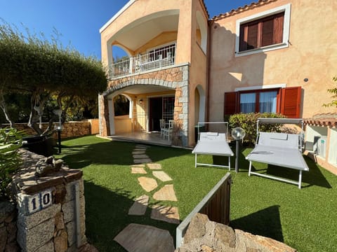 Property building, Patio, Day, Garden, View (from property/room), Balcony/Terrace, Garden view, sunbed