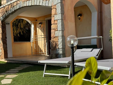 Property building, Patio, Day, Garden, Garden view, sunbed