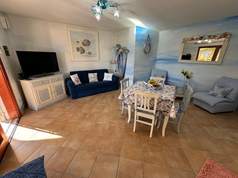 Communal lounge/ TV room, Day, TV and multimedia, Living room, Seating area, Dining area, Evening entertainment, Time of day