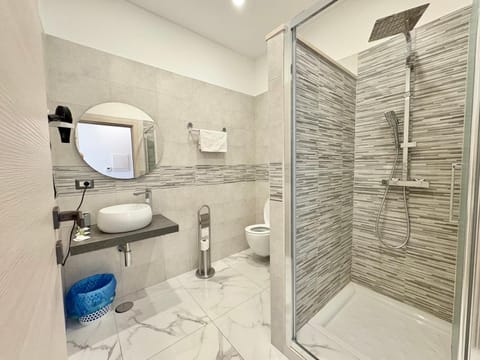 Shower, Bathroom, bidet, towels