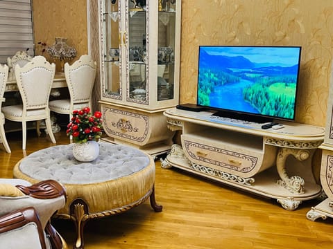 Communal lounge/ TV room, TV and multimedia, Living room, Seating area, Evening entertainment