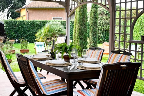 Patio, Spring, Day, Garden, Living room, Seating area, Dining area, Garden view