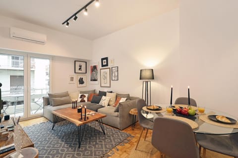 Living room, Food and drinks, Seating area, Dining area, Food, air conditioner