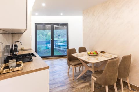 Coffee/tea facilities, Kitchen or kitchenette, Food and drinks, Dining area, stove