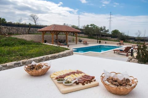 Day, Food and drinks, Food, Pool view, Swimming pool, sunbed