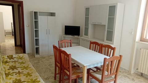 Bed, Living room, Photo of the whole room, Seating area