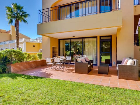 Property building, Patio, Spring, Day, Garden, View (from property/room), Balcony/Terrace, Living room, Seating area, Garden view