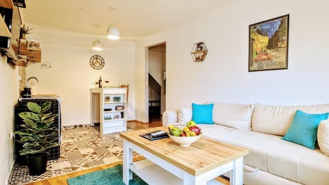 TV and multimedia, Kitchen or kitchenette, Living room, Seating area, Dining area