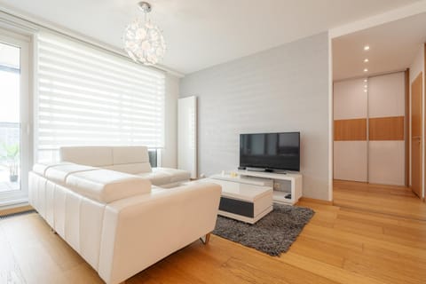 Bed, TV and multimedia, Living room, Photo of the whole room, Seating area