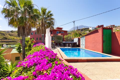 Swimming pool, sunbed