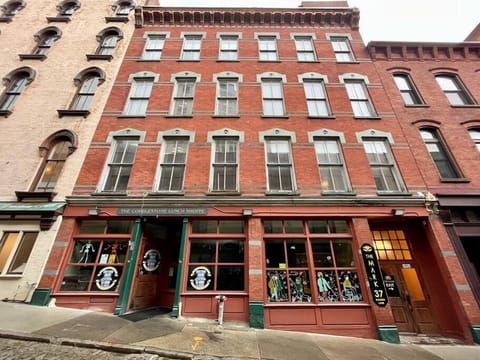 Downtown Albany 1 Bed + Workstation @ Maiden Lane Apartment in Albany