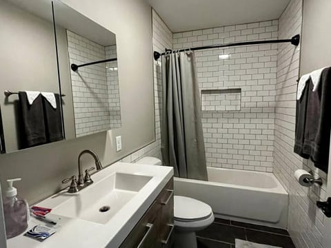 Downtown Albany 1 Bed + Workstation @ Maiden Lane Apartment in Albany