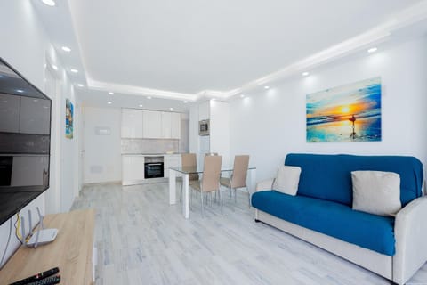 TV and multimedia, Kitchen or kitchenette, Living room, Seating area