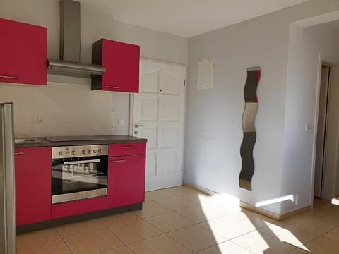 Kitchen or kitchenette, oven