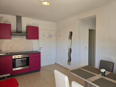 Kitchen or kitchenette, Dining area, oven, stove